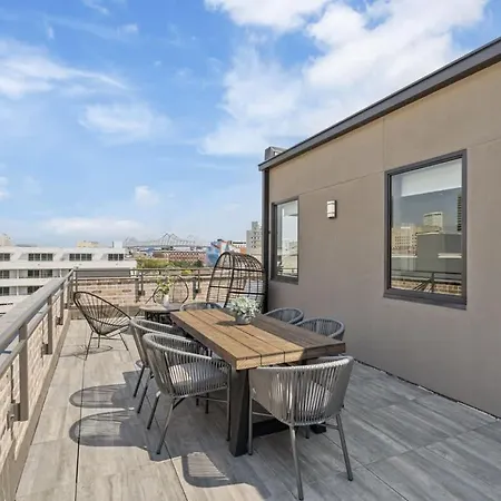 Corner Penthouse W Private Balcony Hotel *