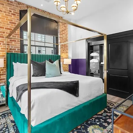 Hotel Modern Comfort Pool Gym Luggage Lockers New Orleans