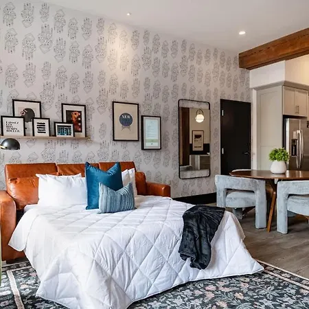 Spacious Downtown 2bd 2ba Gym Pool Hotel