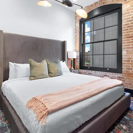 Hotel Stylish W Rooftop Amenities Downtown New Orleans