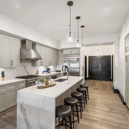 Downtown Penthouse W Private Terrace Hotel *