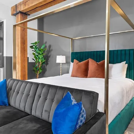 Hotel Prime Location King Bed Gym Rooftop Pool New Orleans
