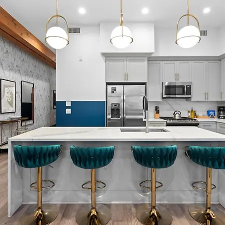 Prime Downtown Location Heated Pool Gym