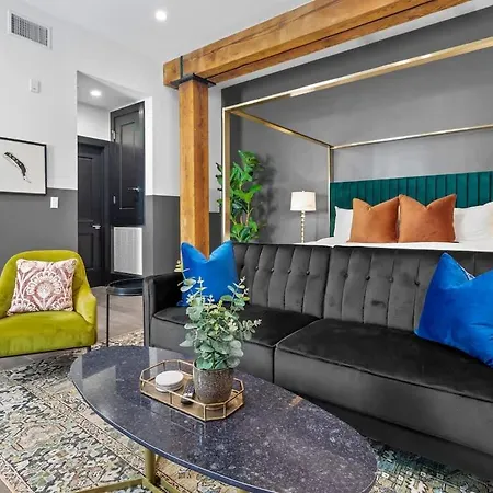 King Bed Prime Location Downtown Hotel New Orleans
