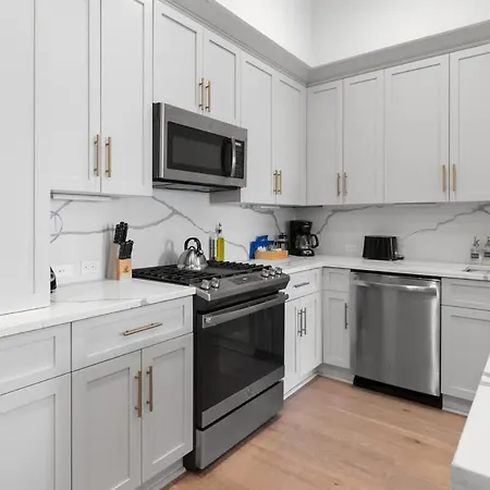Downtown 2bd 2ba Pool Gym And Gameroom Hotel