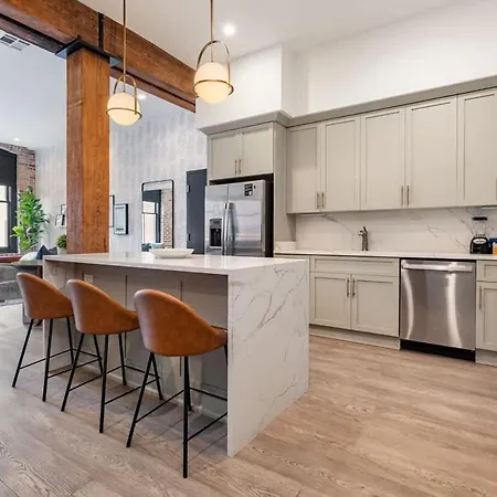Spacious Downtown 2bd 2ba Gym Pool