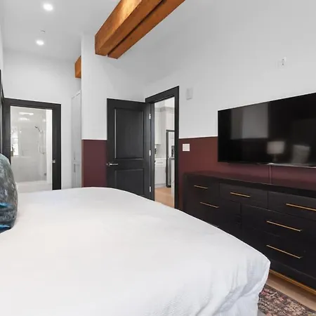 2br 2ba Rooftop Pool Gym Game Hotel
