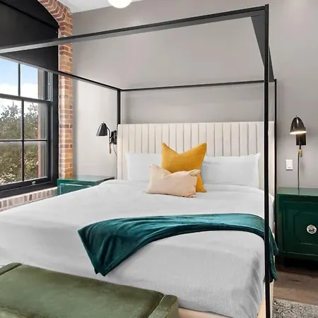 2br 2ba Downtown Rooftop Pool New Orleans