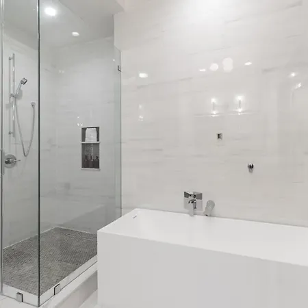 2br 2ba Rooftop Pool Gym Gameroom New Orleans