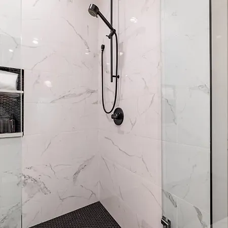 Downtown 2bd 2ba Heated Rooftop Gym Pool