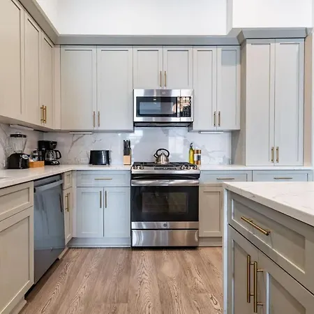 Spacious Downtown 2bd 2ba Gym Pool New Orleans