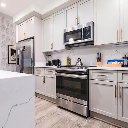 Downtown Nola Luxury Rooftop Pool Sleeps 6 *