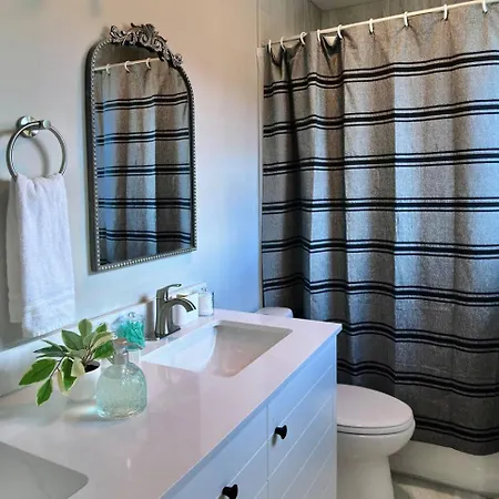 Holiday home Modern 4br Easy Access To Attractions