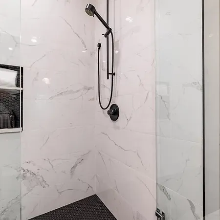 Prime Downtown Location Heated Pool Gym Hotel