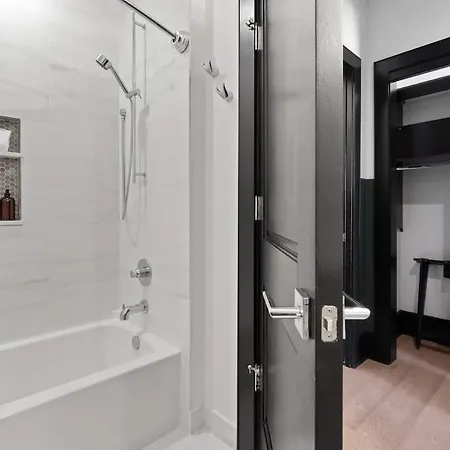 Hotel 2br 2ba Rooftop Pool Gym Gameroom