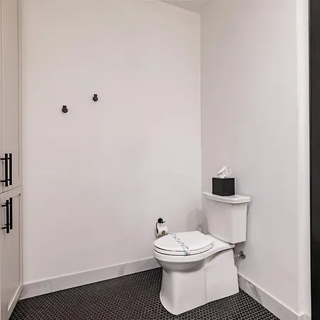 Prime Downtown Location Heated Pool Gym *