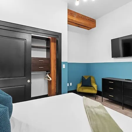 Downtown 2bd 2ba Heated Rooftop Gym Pool Hotel *