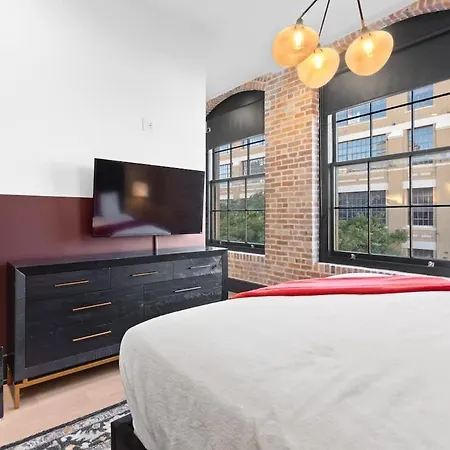 2br 2ba Rooftop Pool Gym Gameroom New Orleans