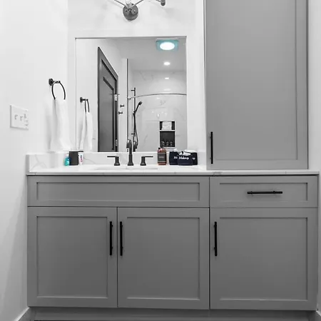 Hotel Modern Comfort Pool Gym Luggage Lockers *