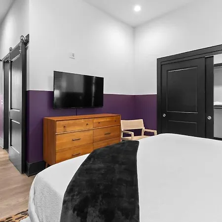 Downtown Nola Luxury Rooftop Pool Sleeps 6 Hotel *