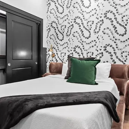 Downtown 2br Sleeps 6 Heated Pool Hotel