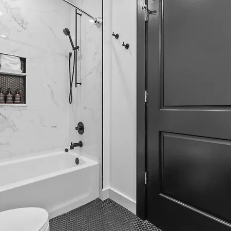 Hotel Modern Comfort Pool Gym Luggage Lockers *