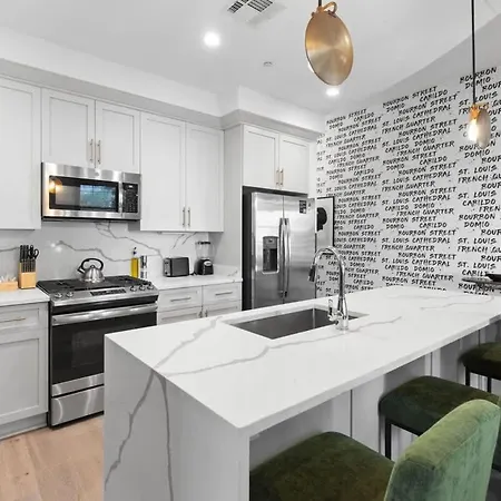 Hotel 2br 2ba Rooftop Pool Gym Gameroom New Orleans