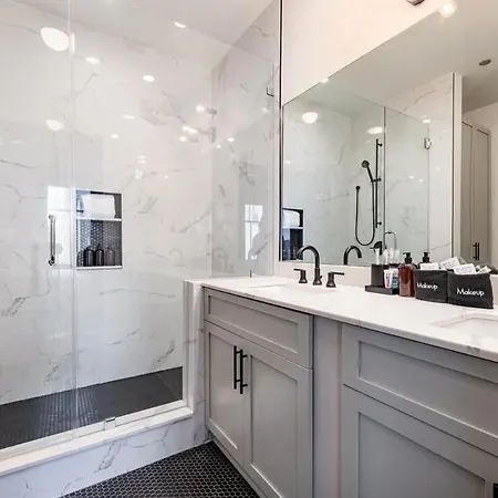 Spacious Downtown 2bd 2ba Gym Pool * New Orleans