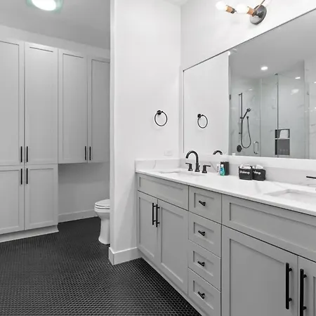 Downtown Nola Luxury Rooftop Pool Sleeps 6 Hotel *