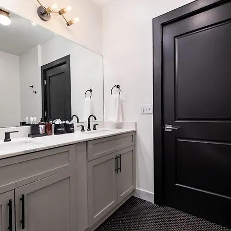 Spacious Downtown 2bd 2ba Gym Pool Hotel *