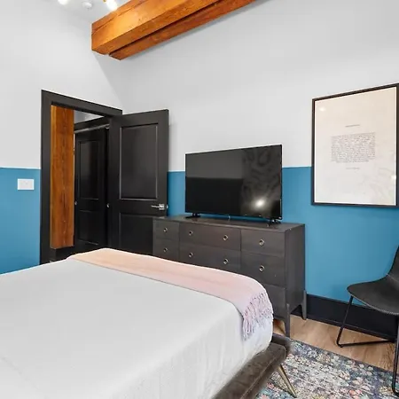 Hotel Modern Comfort Pool Gym Luggage Lockers