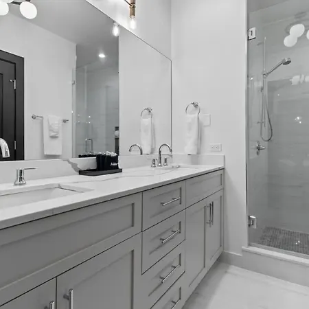 Downtown 4bd 4ba 2 Living And Kitchens Hotel