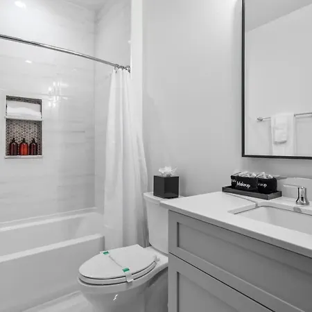 Huge 4bd 4ba 2 Living Downtown Hotel