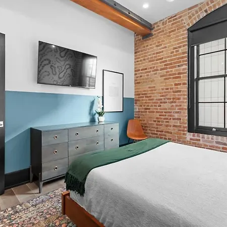 Hotel Modern Comfort Pool Gym & Game New Orleans