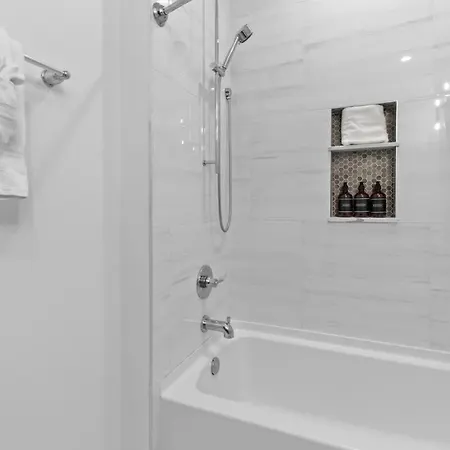 Downtown 2br Sleeps 6 Heated Pool Hotel