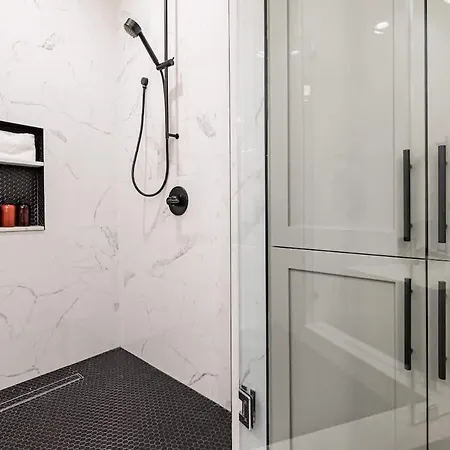 Downtown Nola Luxury Rooftop Pool Sleeps 6 *