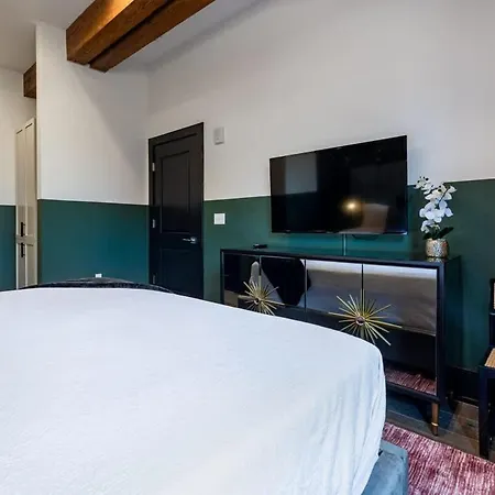 Hotel Lux 4bd 4ba 2 Sleeper Sofas Own Terrace *