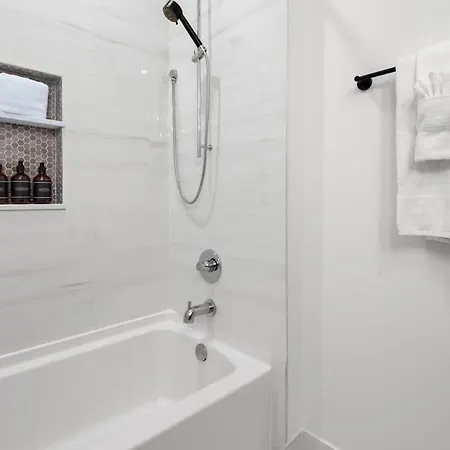 Downtown 2bd 2ba Pool Gym And Gameroom Hotel *