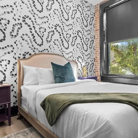 Downtown Nola Luxury Rooftop Pool Sleeps 6