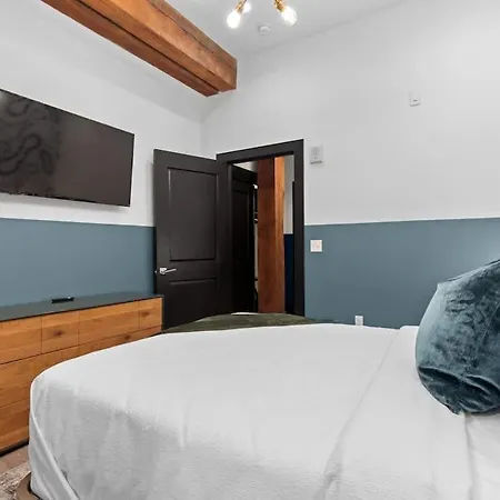 Downtown Nola Luxury Rooftop Pool Sleeps 6