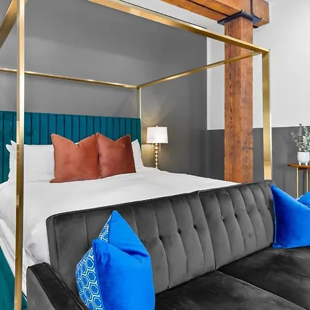 Prime Location King Bed Gym Rooftop Pool * New Orleans