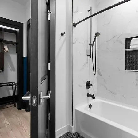 Downtown Nola Luxury Rooftop Pool Sleeps 6 Hotel