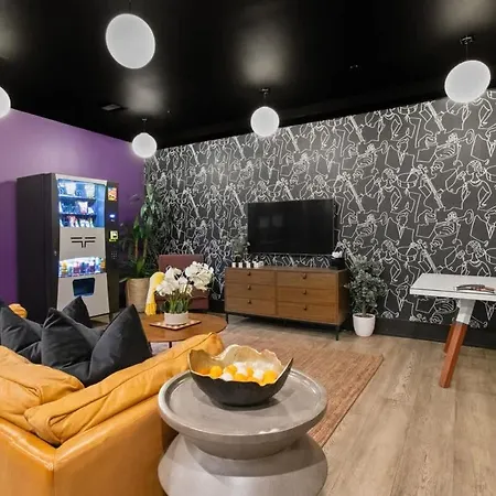 2br 2ba Rooftop Pool Gym Game Hotel New Orleans