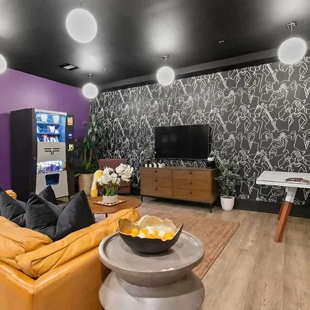 Prime Location Gym Gameroom Rooftop Pool Hotel