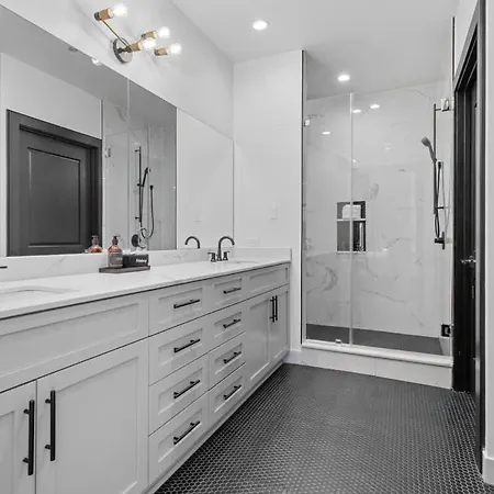 Downtown 4bd 4ba 2 Living And Kitchens Hotel New Orleans