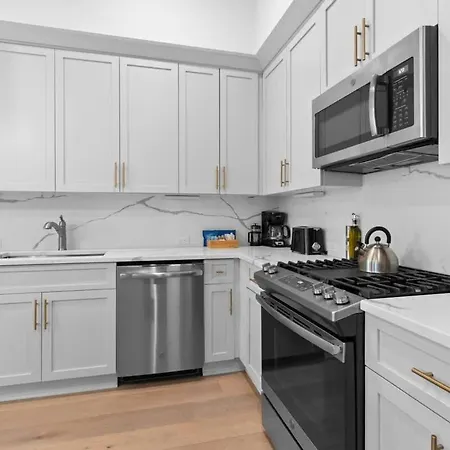 Downtown 2br Sleeps 6 Heated Pool