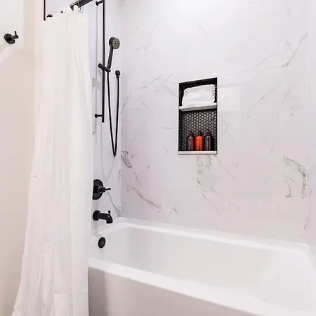 Downtown Nola Luxury Rooftop Pool Sleeps 6 *