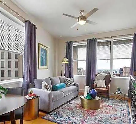 Hotel Beautiful Walk To French Quarter, Pool, Gym, View 3*