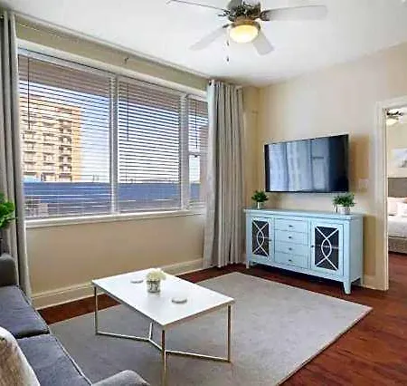 Hotel Beautiful Walk To French Quarter, Pool, Gym, View 3*