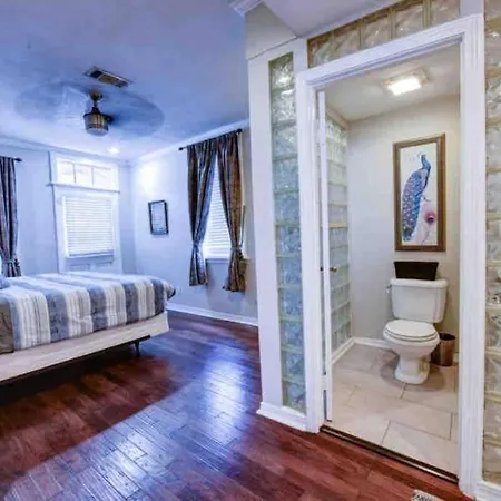 Apartment Steps Into The French Quarter *
